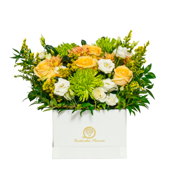 Σύνθεση σε κουτί με Λευκό Λυσίανθο, Σομόν Τριαντάφυλλα, Χρυσάνθεμο και Πλούσιες Πρασινάδες.
